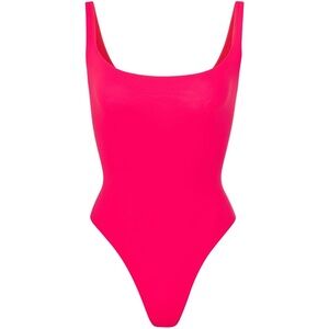 SKIMS FITS EVERYBODY SQUARE NECK THONG BODYSUIT STRETCHY ULTRA PINK Rare MEDIUM